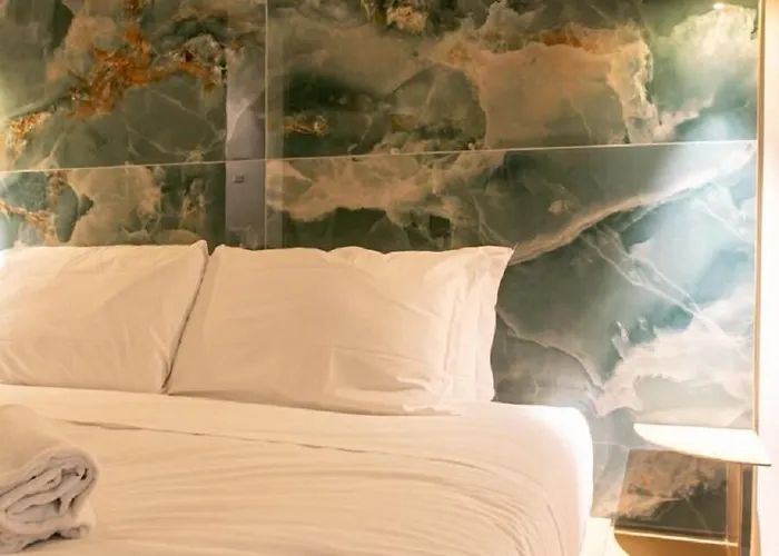 Bhr Cavour 150 Affittacamere 4*